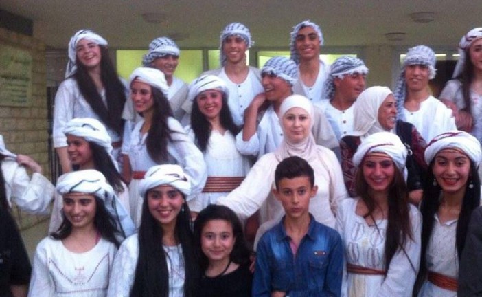 أطفال المحور مع فرقة “المبدعين” الفلسطينية